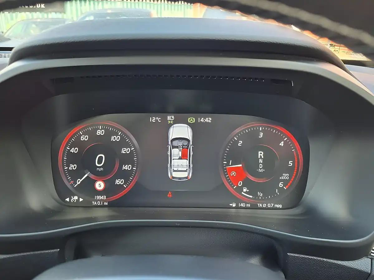 Used 2020 Volvo XC40 R-Design Pro White - Interior and Exterior details 12
