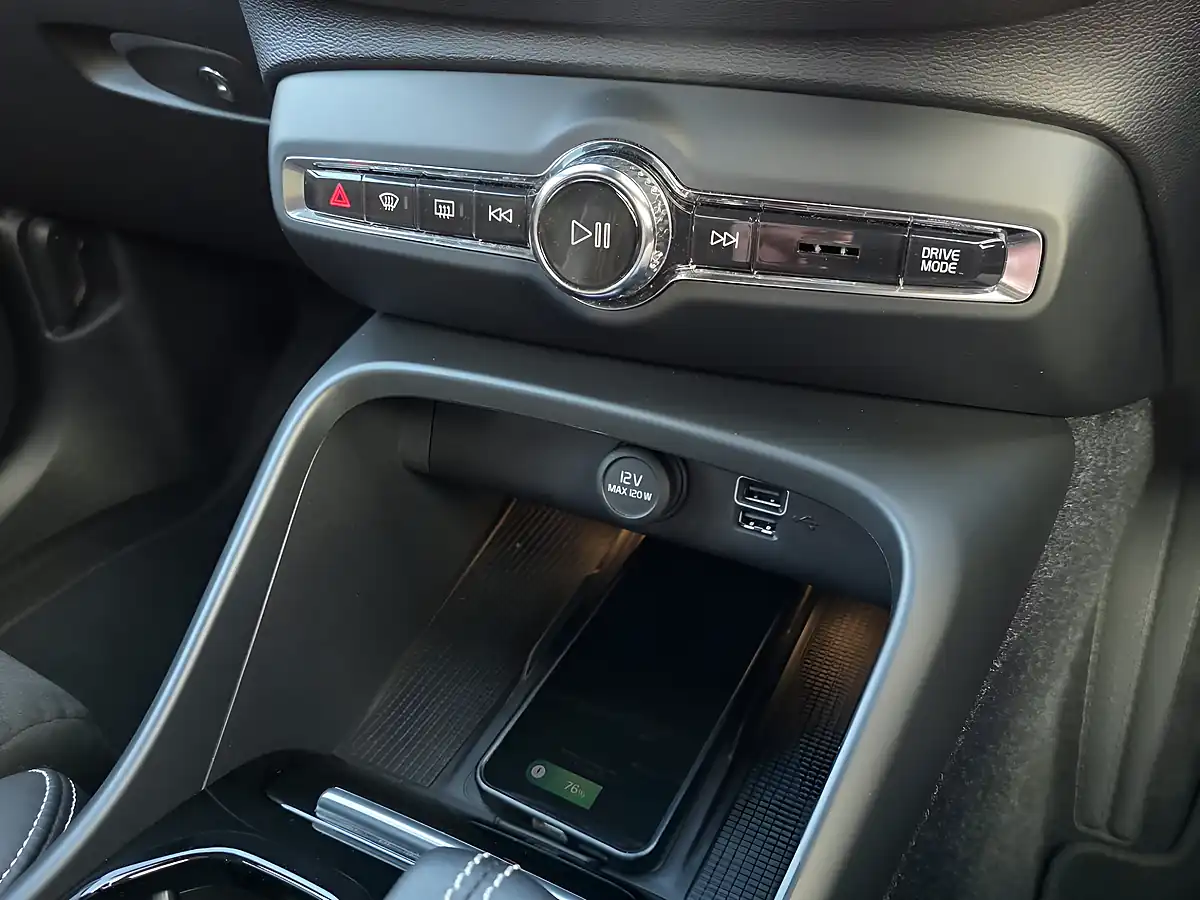Used 2020 Volvo XC40 R-Design Pro White - Interior and Exterior details 14