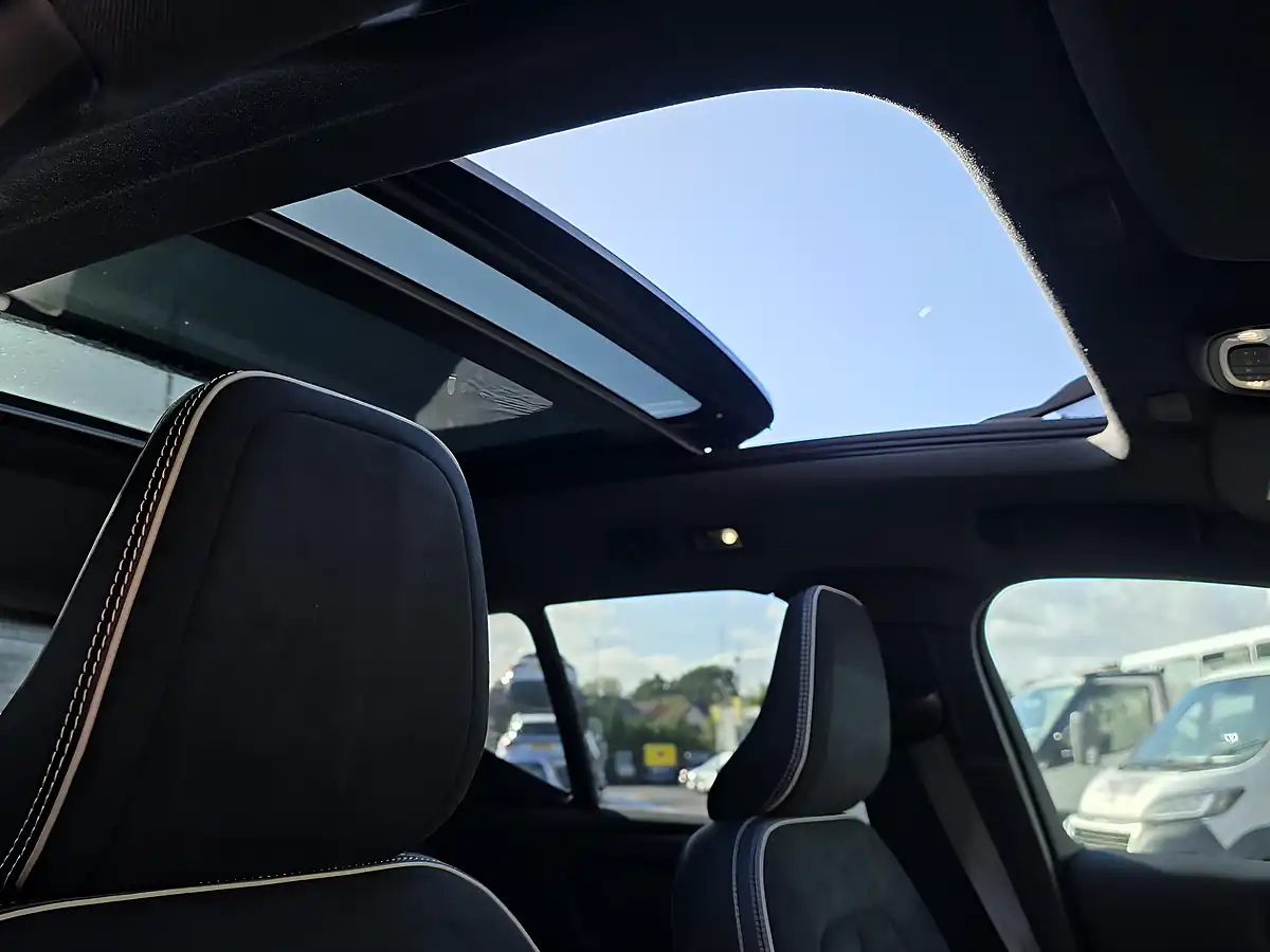 Used 2020 Volvo XC40 R-Design Pro White - Interior and Exterior details 15