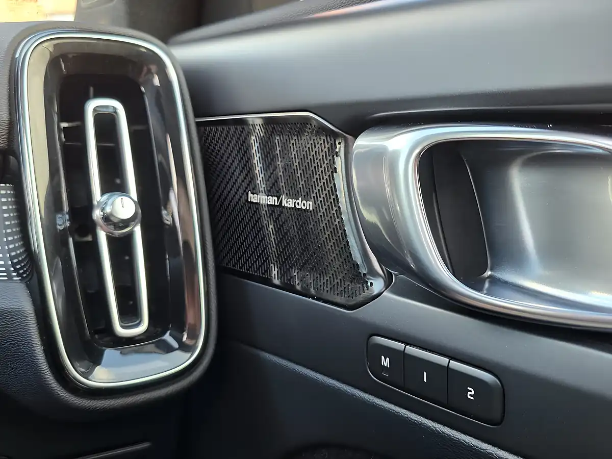 Used 2020 Volvo XC40 R-Design Pro White - Interior and Exterior details 17