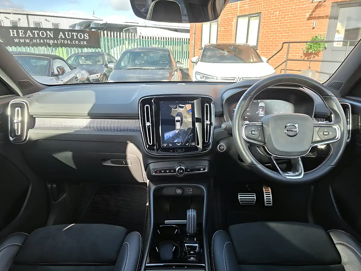 Used 2020 Volvo XC40 R-Design Pro White - Interior and Exterior details 4