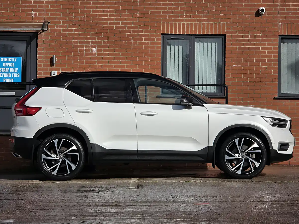 Used 2020 Volvo XC40 R-Design Pro White - Interior and Exterior details 7
