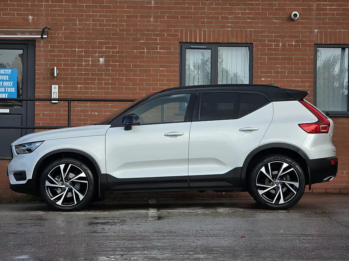 Used 2020 Volvo XC40 R-Design Pro White - Interior and Exterior details 9