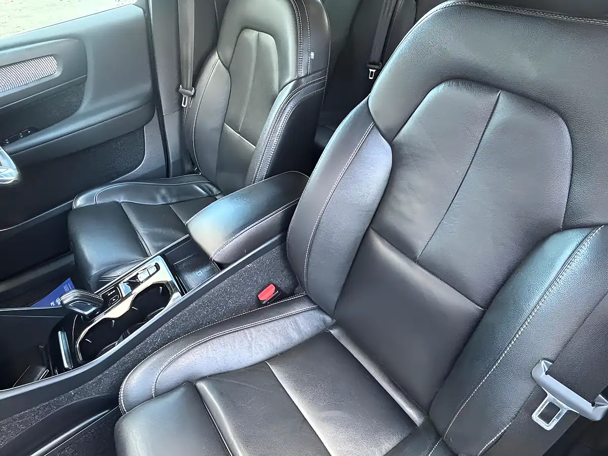 Used 2020 Volvo XC40 R-Design Silver - Interior and Exterior details 15