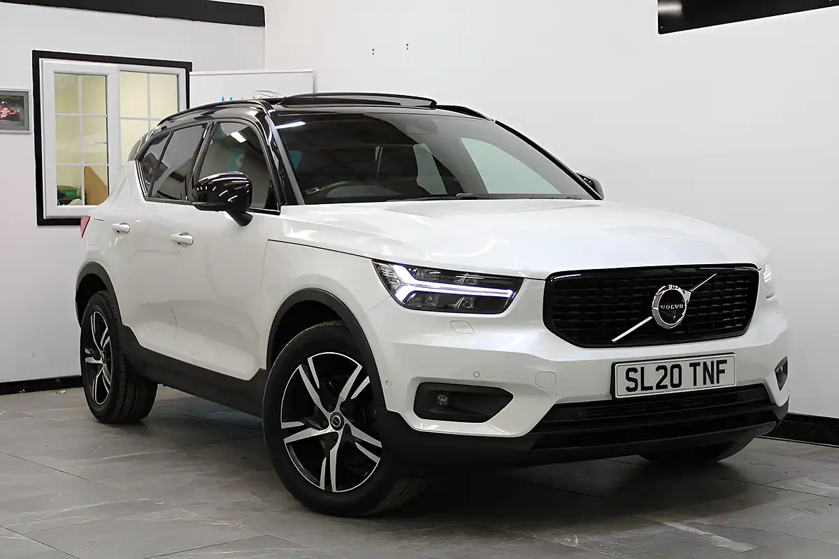 Used 2020 Volvo XC40 R-Design White - Front View