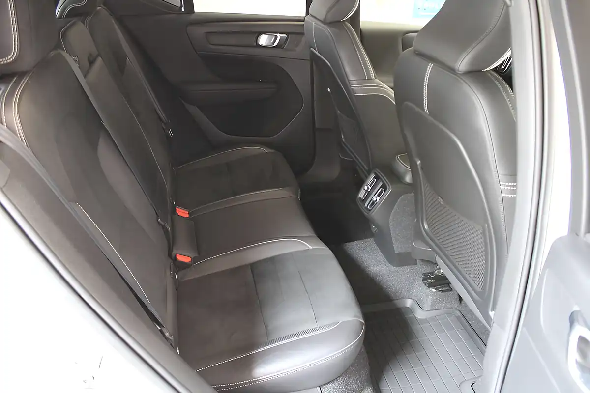 Used 2020 Volvo XC40 R-Design White - Interior and Exterior details 17