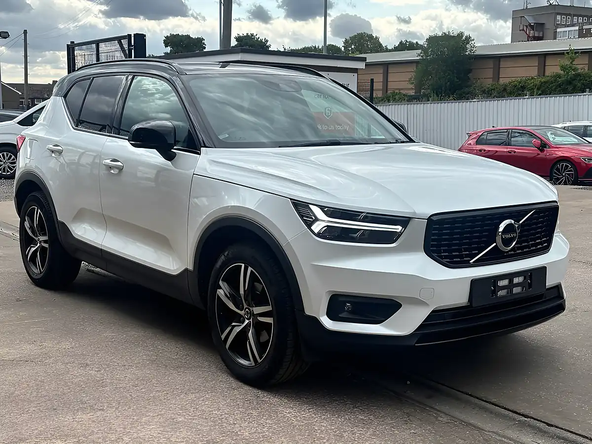 Used 2020 Volvo XC40 R-Design White - Front View