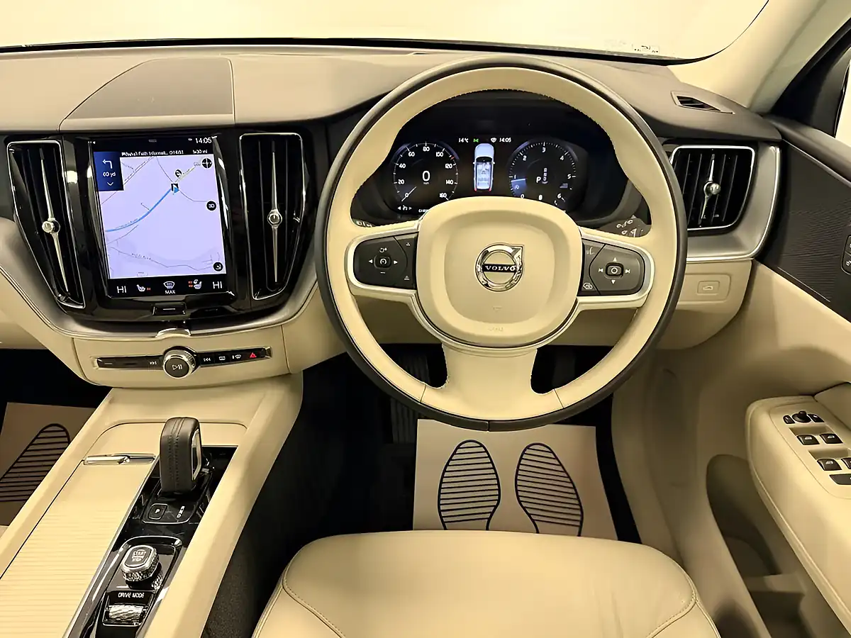 Used 2020 Volvo XC60 Momentum Crystal White - Interior and Exterior details 10