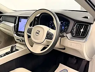 Used 2020 Volvo XC60 Momentum Crystal White - Interior and Exterior details 17