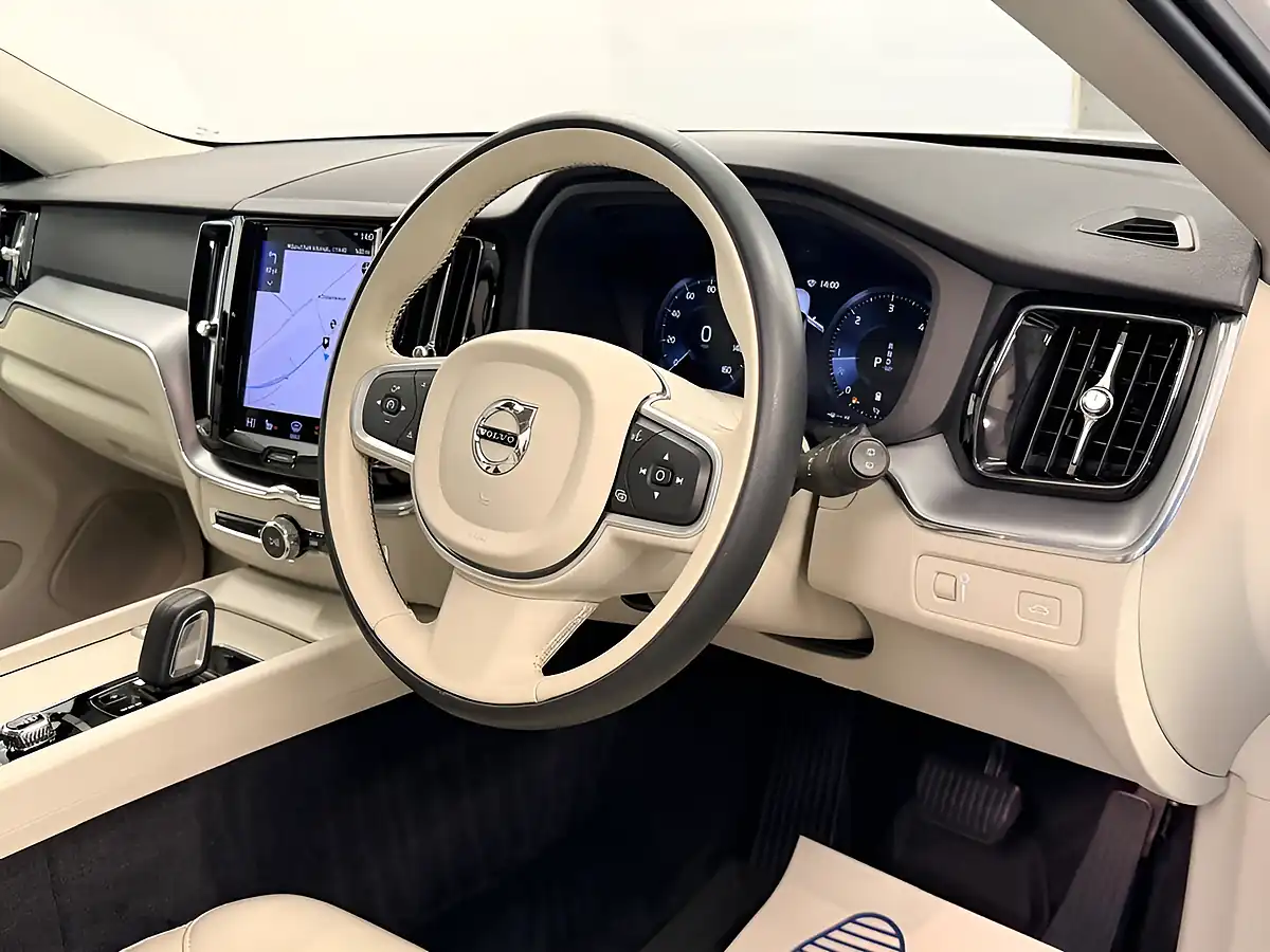Used 2020 Volvo XC60 Momentum Crystal White - Interior and Exterior details 17