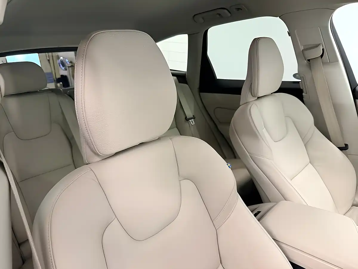 Used 2020 Volvo XC60 Momentum Crystal White - Interior and Exterior details 18