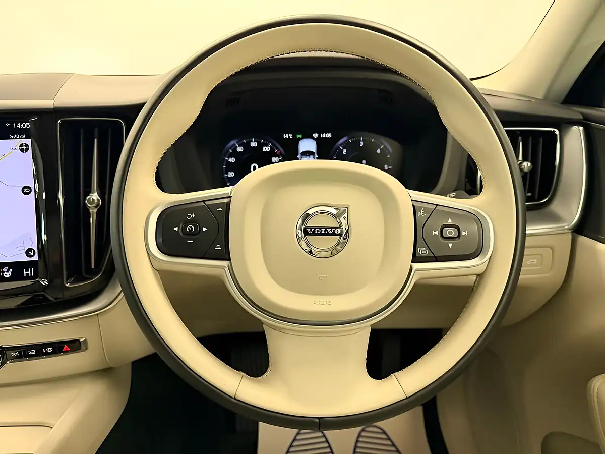 Used 2020 Volvo XC60 Momentum Crystal White - Interior and Exterior details 19