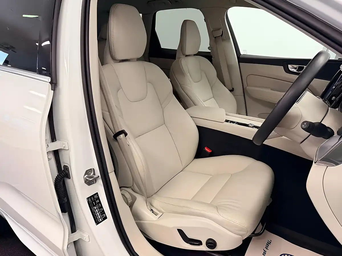 Used 2020 Volvo XC60 Momentum Crystal White - Interior and Exterior details 3