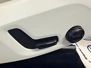 Used 2020 Volvo XC60 Momentum Crystal White - Interior and Exterior details 4