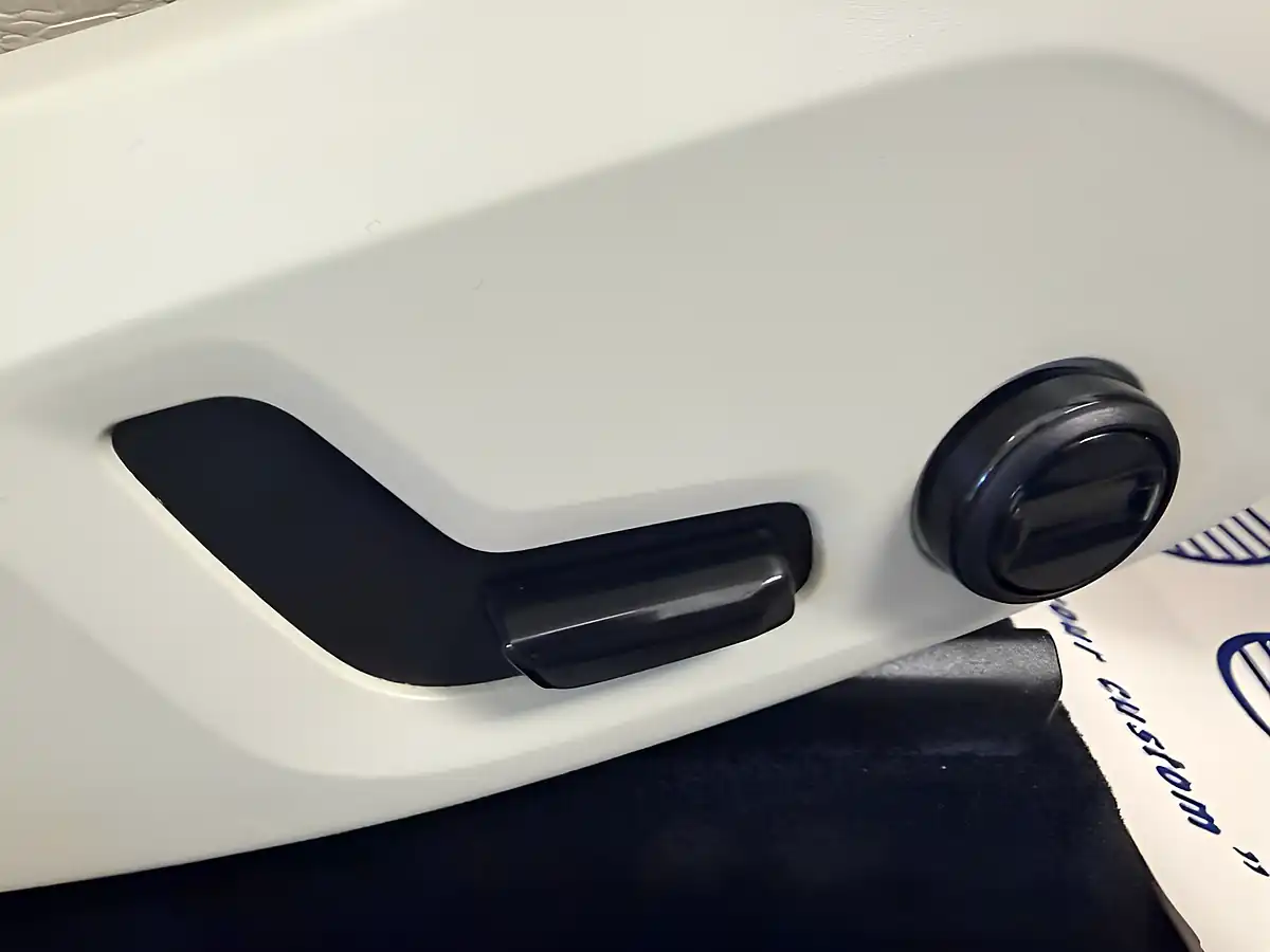 Used 2020 Volvo XC60 Momentum Crystal White - Interior and Exterior details 4