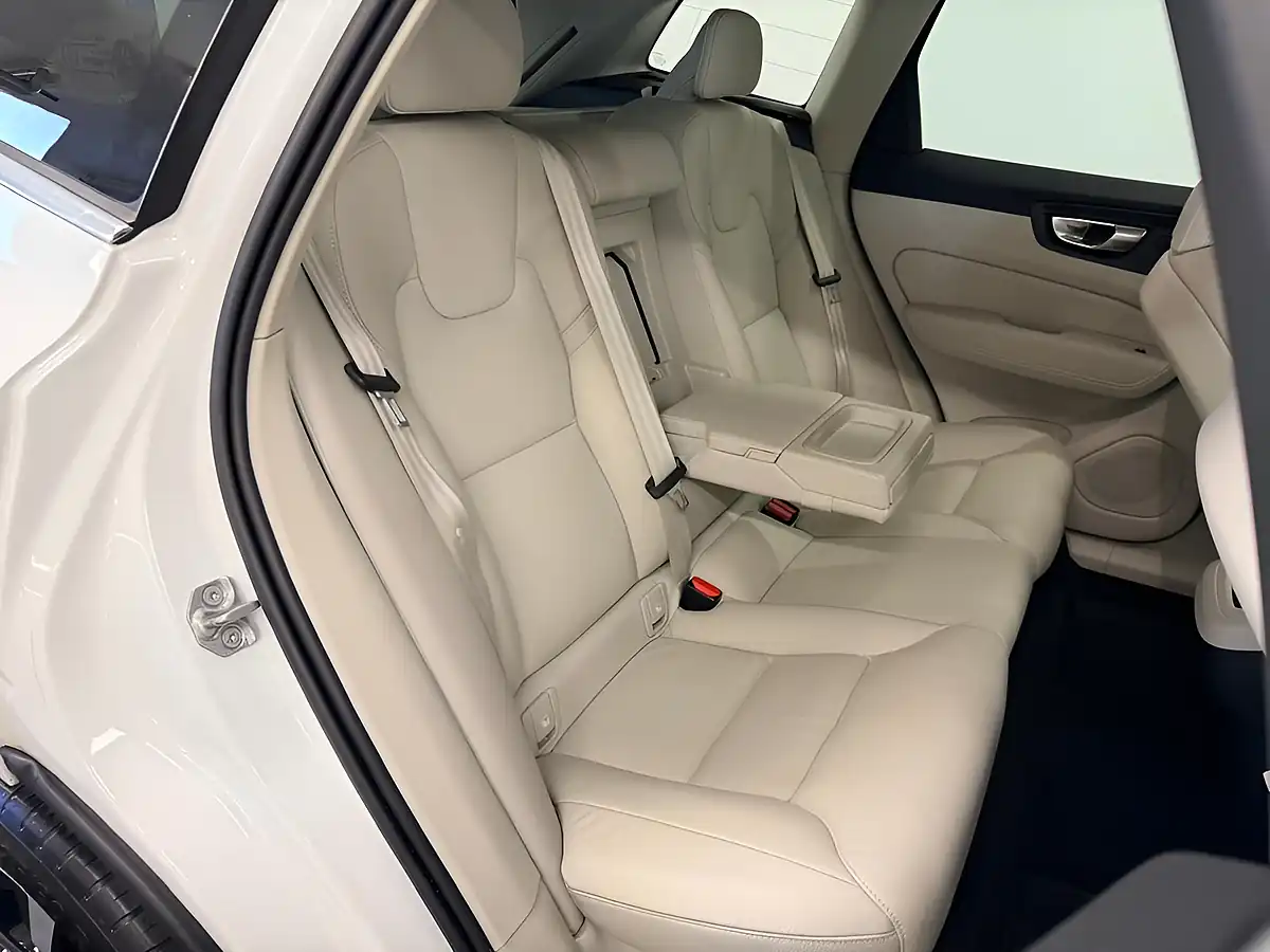 Used 2020 Volvo XC60 Momentum Crystal White - Interior and Exterior details 5