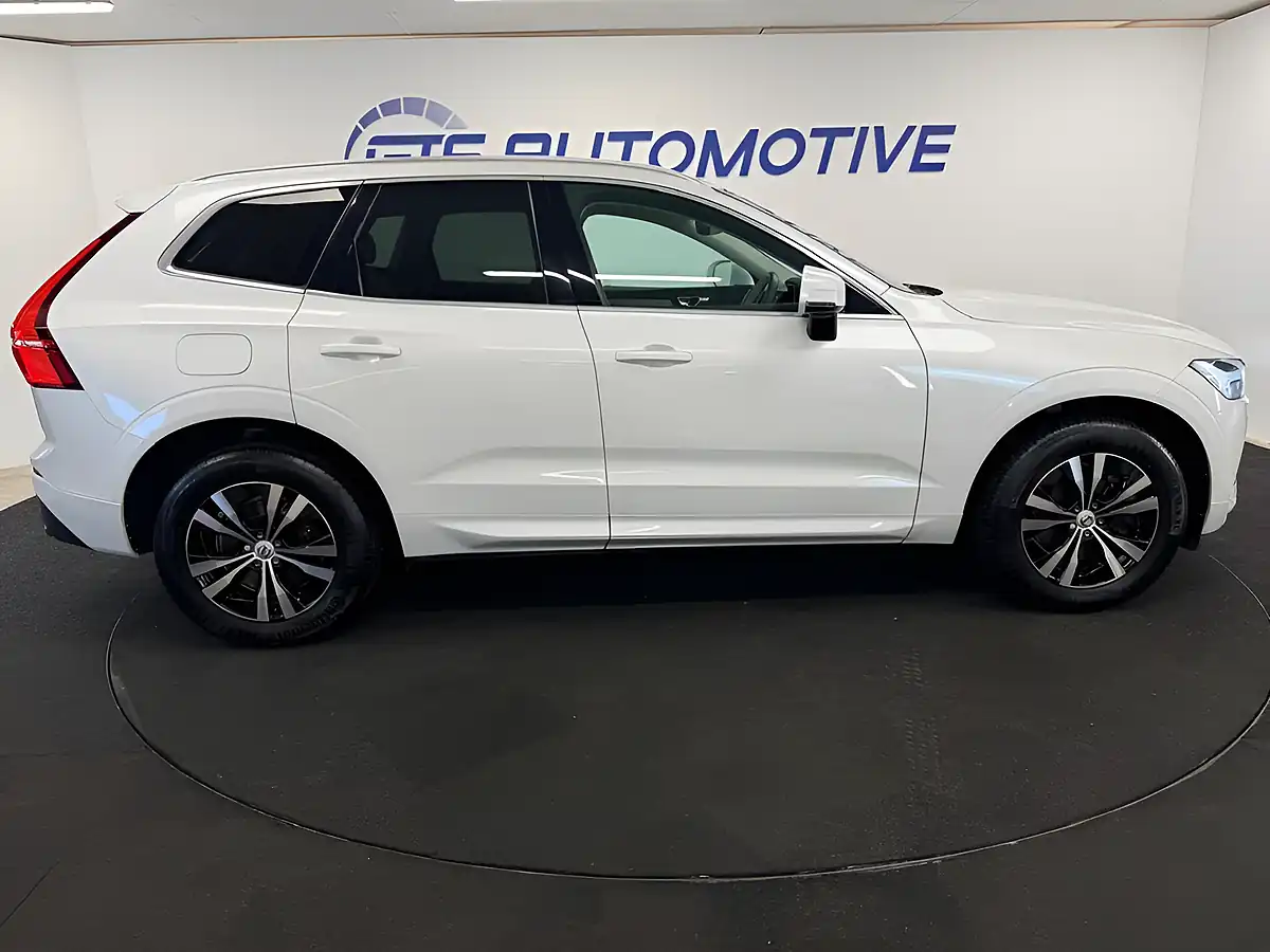 Used 2020 Volvo XC60 Momentum Crystal White - Interior and Exterior details 8