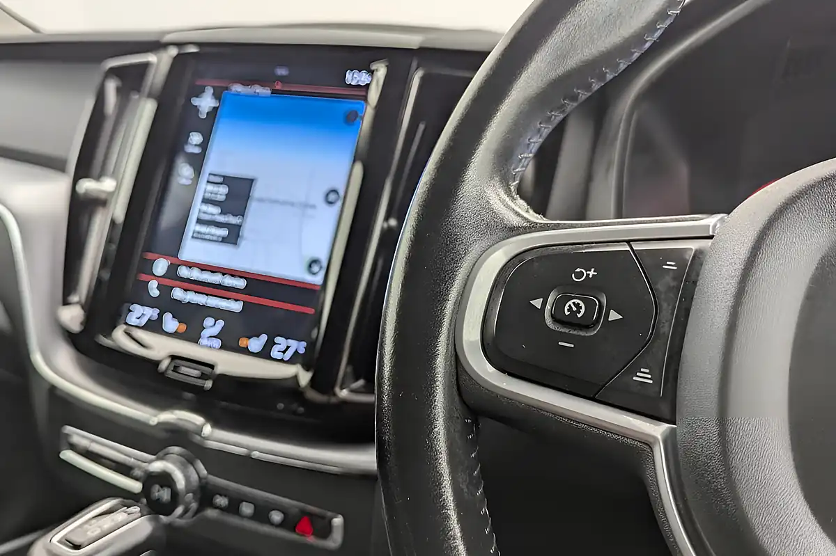 Used 2020 Volvo XC60 Momentum Ice White - Interior and Exterior details 13