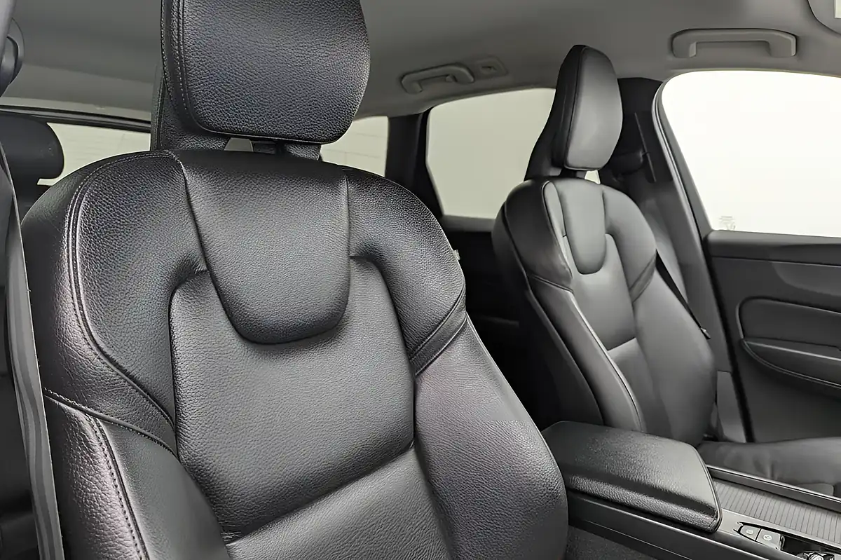Used 2020 Volvo XC60 Momentum Ice White - Interior and Exterior details 14