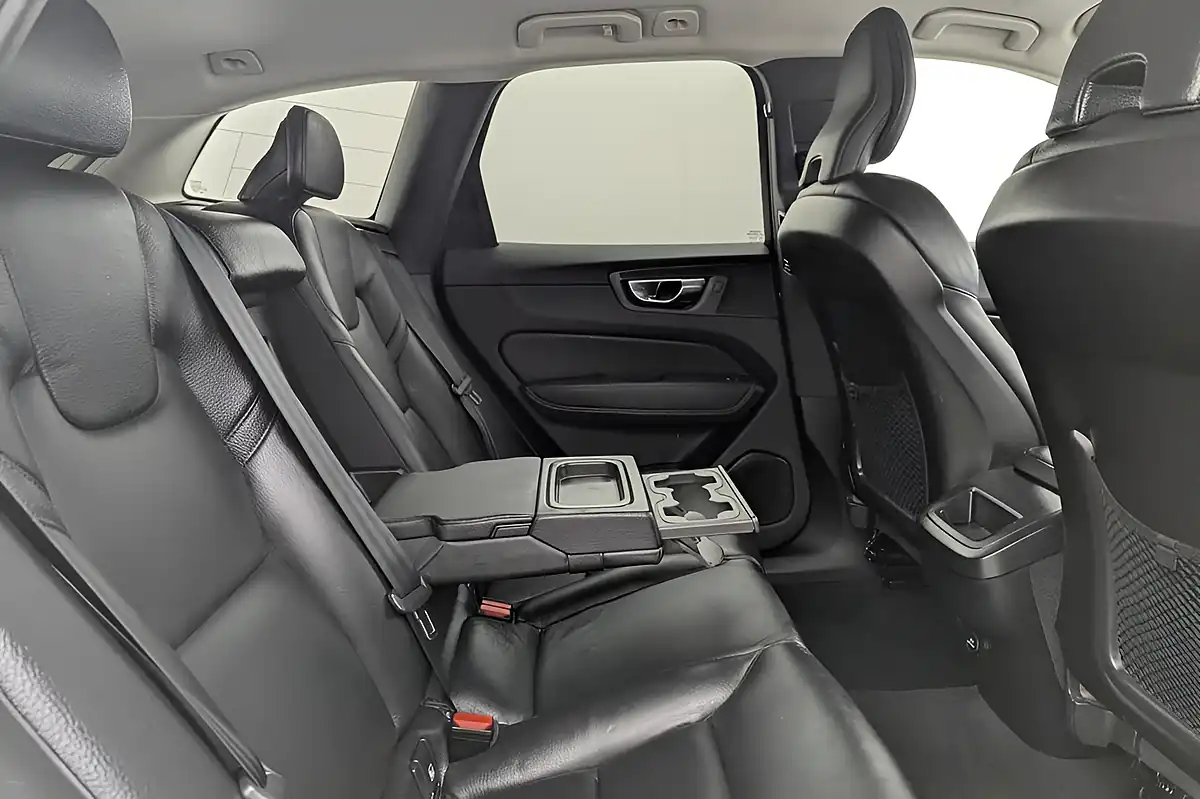 Used 2020 Volvo XC60 Momentum Ice White - Interior and Exterior details 15
