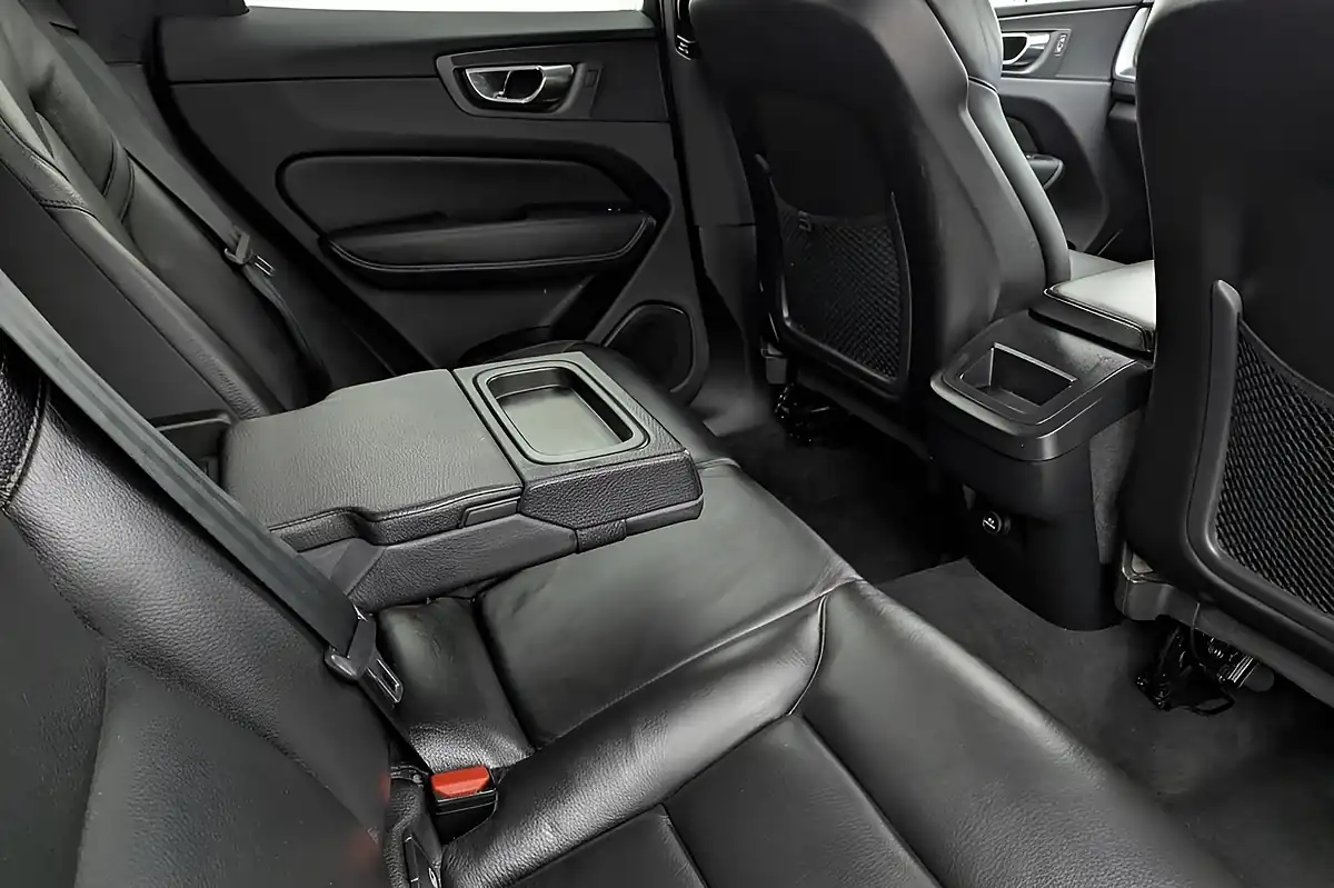 Used 2020 Volvo XC60 Momentum Ice White - Interior and Exterior details 16