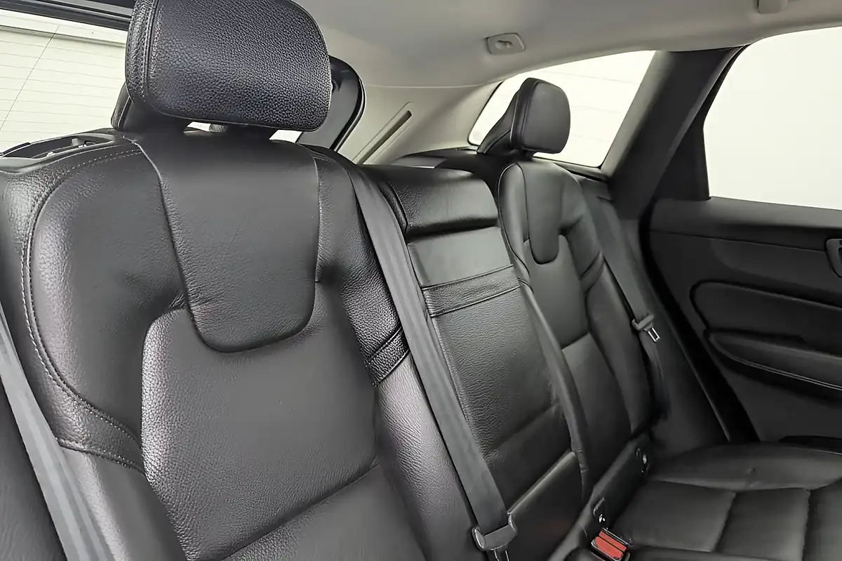 Used 2020 Volvo XC60 Momentum Ice White - Interior and Exterior details 18