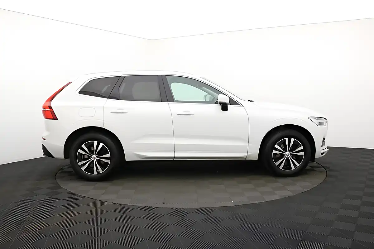 Used 2020 Volvo XC60 Momentum Ice White - Interior and Exterior details 3