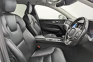 Used 2020 Volvo XC60 Momentum Ice White - Interior and Exterior details 4