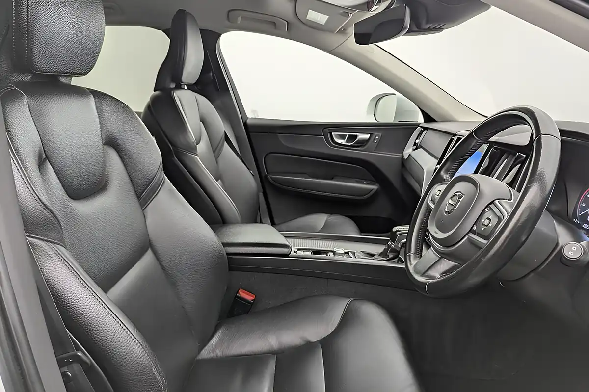 Used 2020 Volvo XC60 Momentum Ice White - Interior and Exterior details 4
