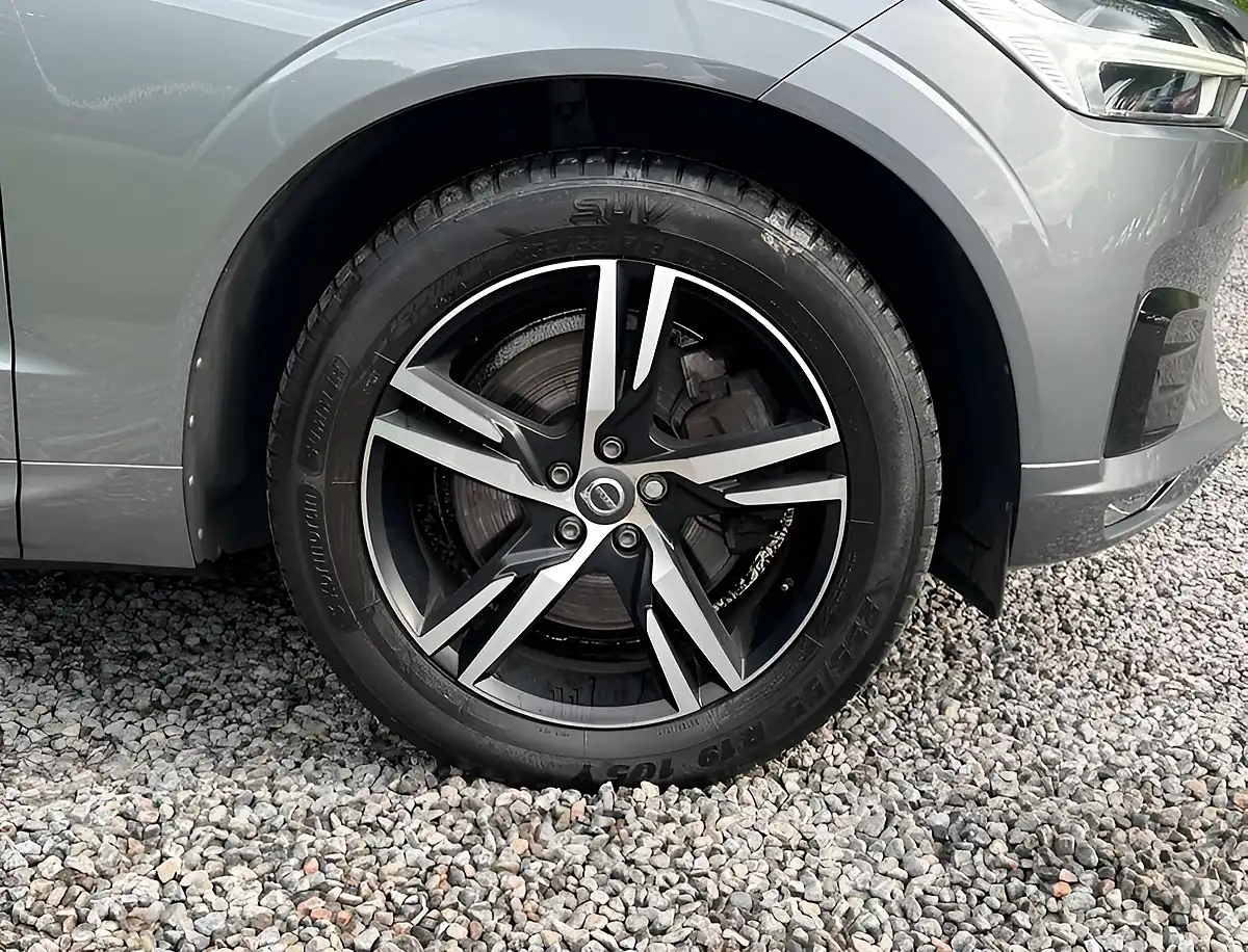 Used 2020 Volvo XC60 R-Design Osmium Grey - Interior and Exterior details 9