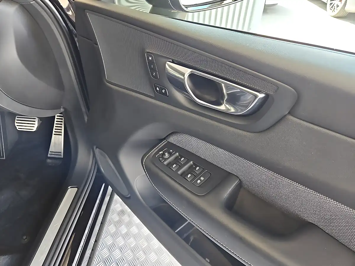 Used 2020 Volvo XC60 R-Design Pro Onyx Black - Interior and Exterior details 12
