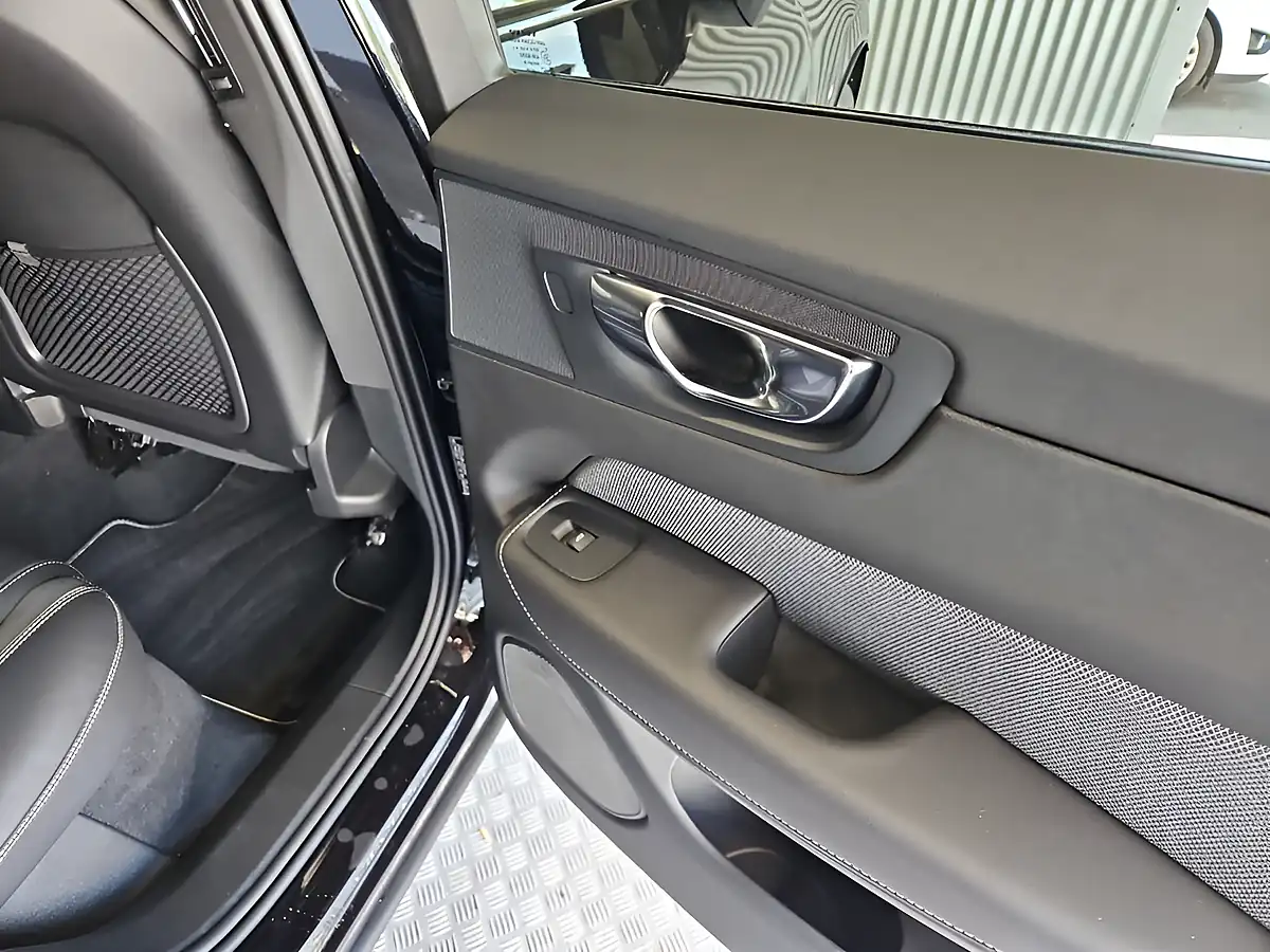 Used 2020 Volvo XC60 R-Design Pro Onyx Black - Interior and Exterior details 13