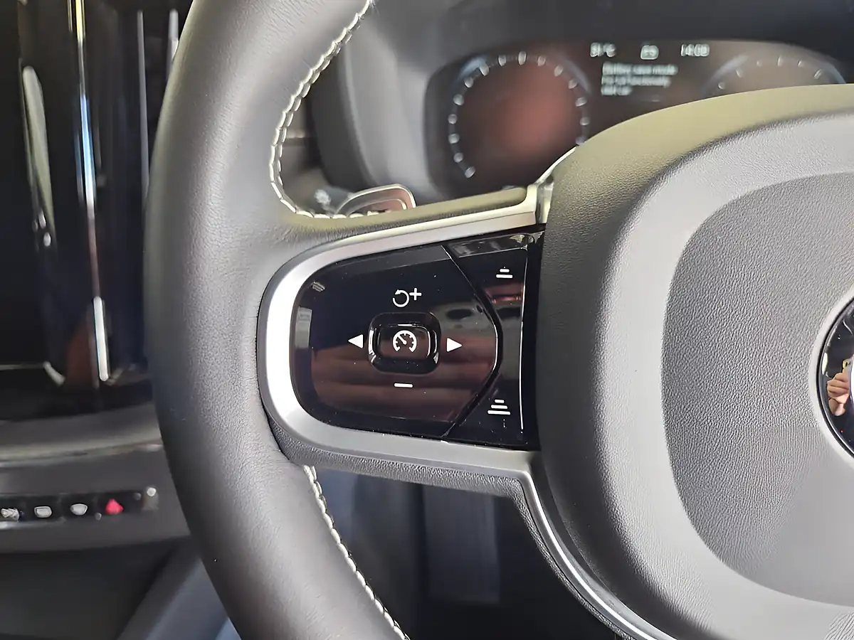 Used 2020 Volvo XC60 R-Design Pro Onyx Black - Interior and Exterior details 15