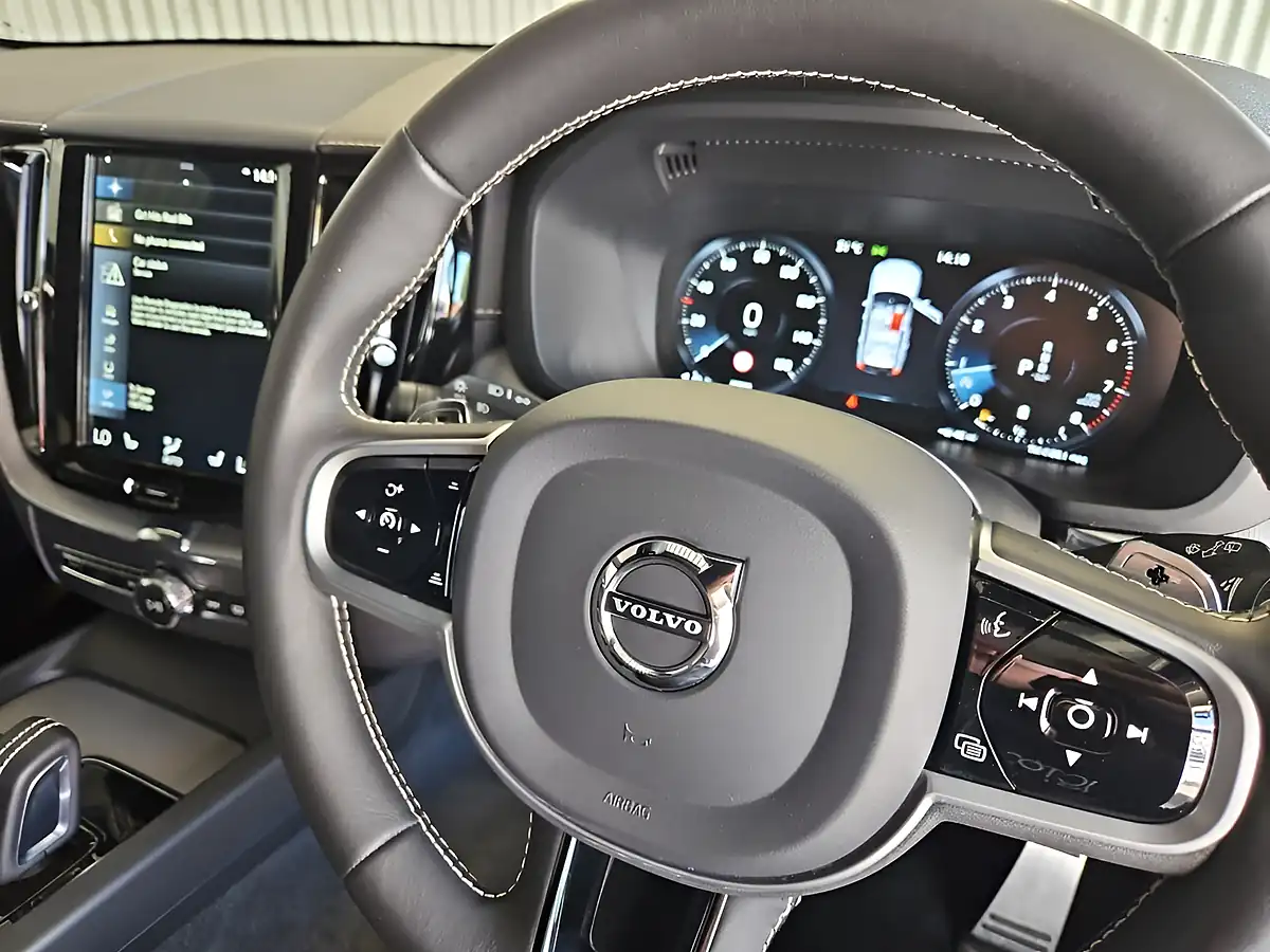 Used 2020 Volvo XC60 R-Design Pro Onyx Black - Interior and Exterior details 17