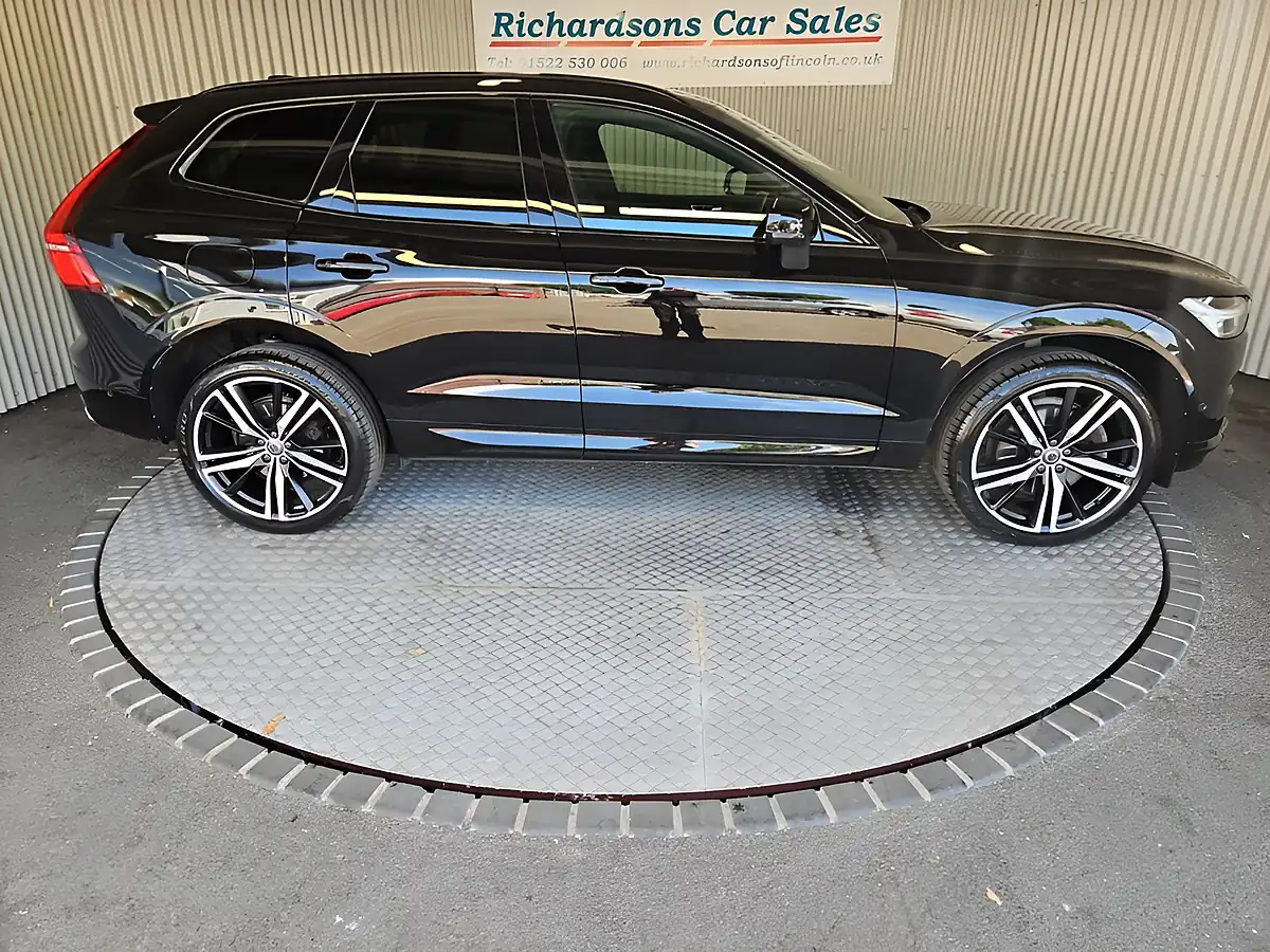 Used 2020 Volvo XC60 R-Design Pro Onyx Black - Interior and Exterior details 4