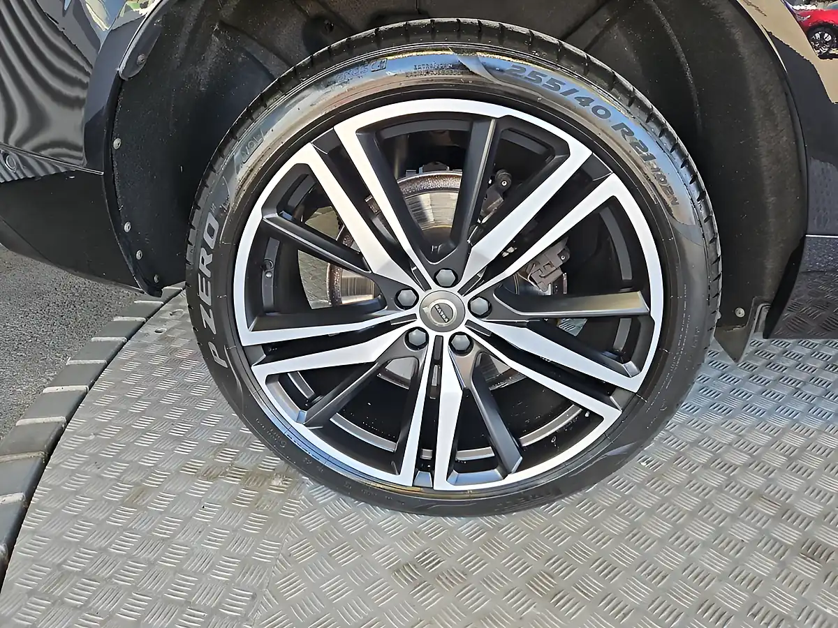 Used 2020 Volvo XC60 R-Design Pro Onyx Black - Interior and Exterior details 6