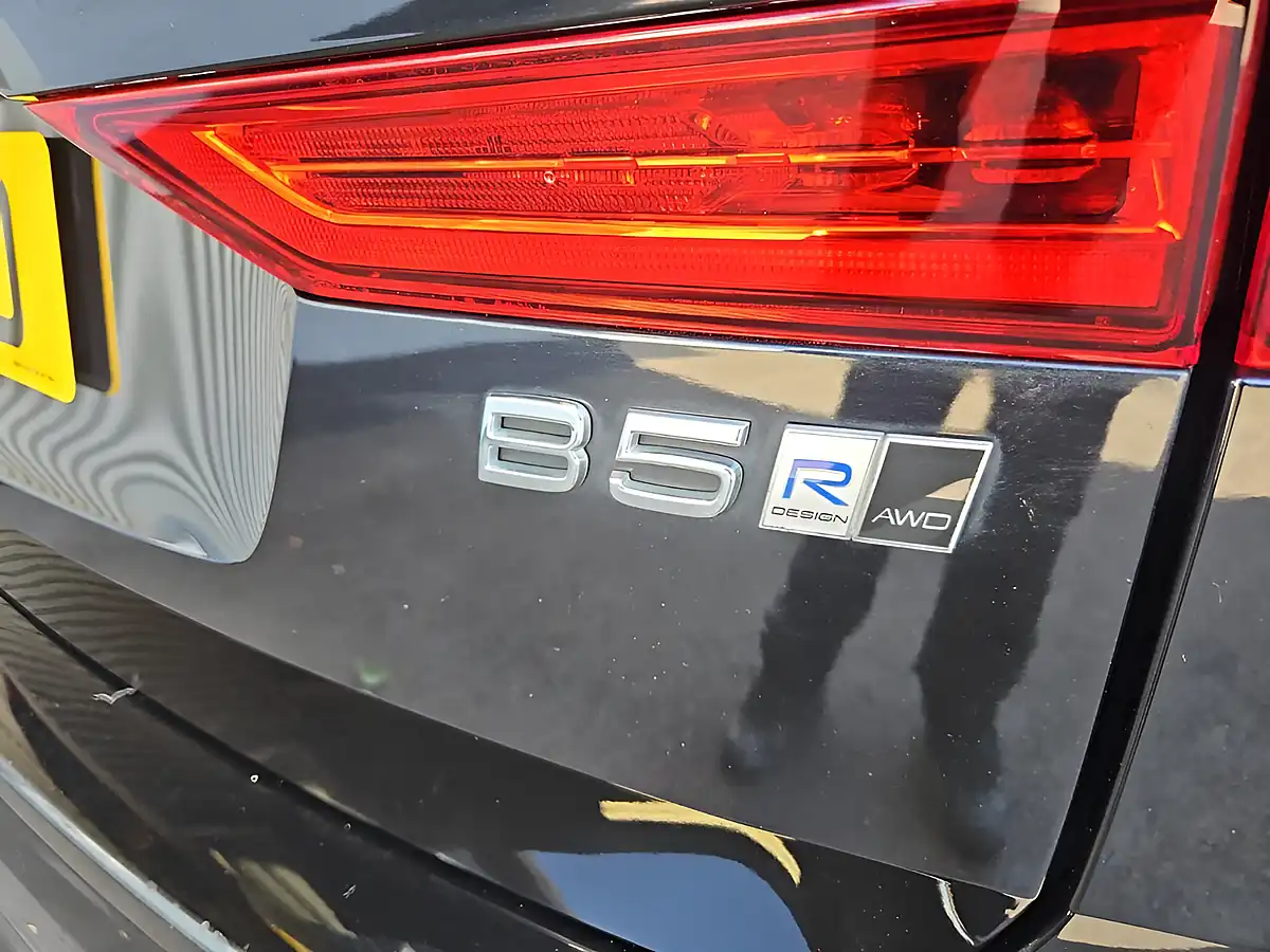 Used 2020 Volvo XC60 R-Design Pro Onyx Black - Interior and Exterior details 9
