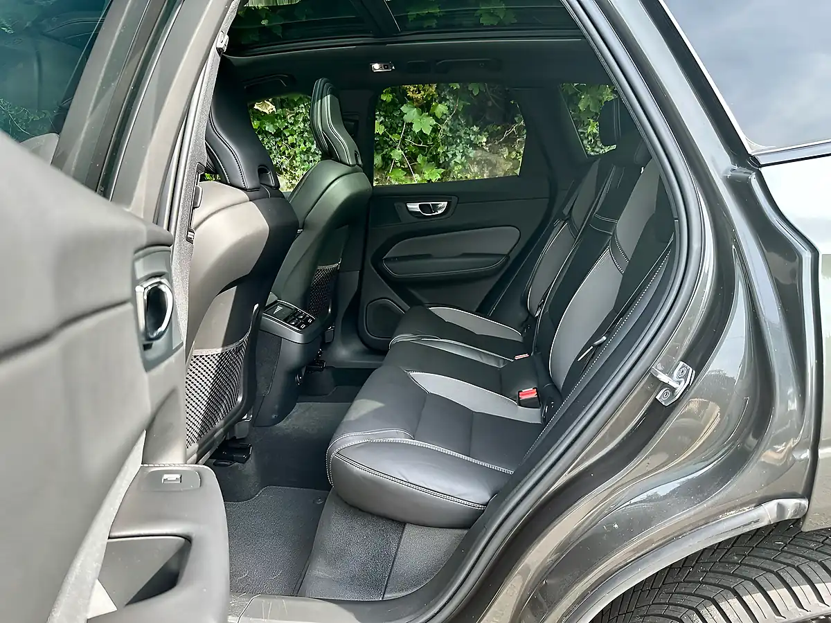 Used 2020 Volvo XC60 R-Design Pro Pine Grey - Interior and Exterior details 11