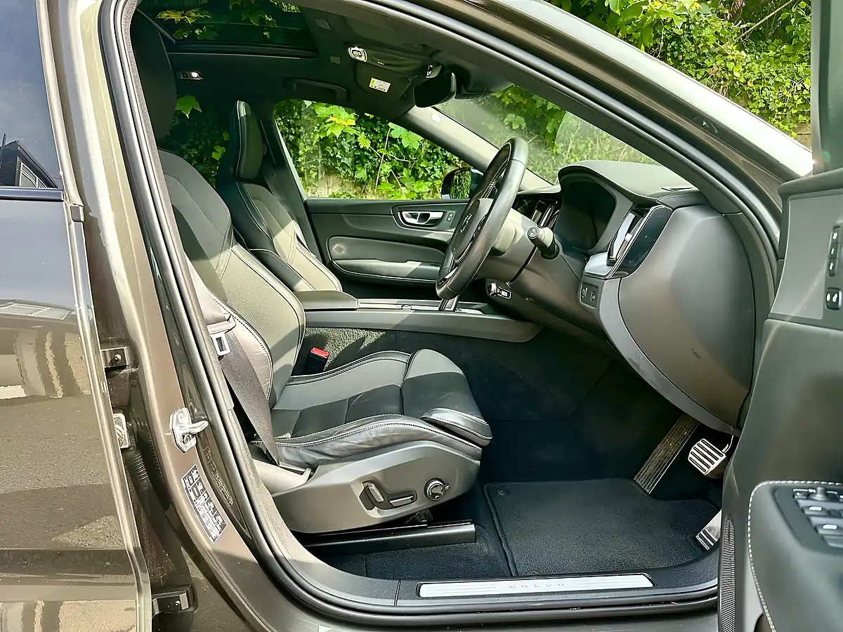 Used 2020 Volvo XC60 R-Design Pro Pine Grey - Interior and Exterior details 6
