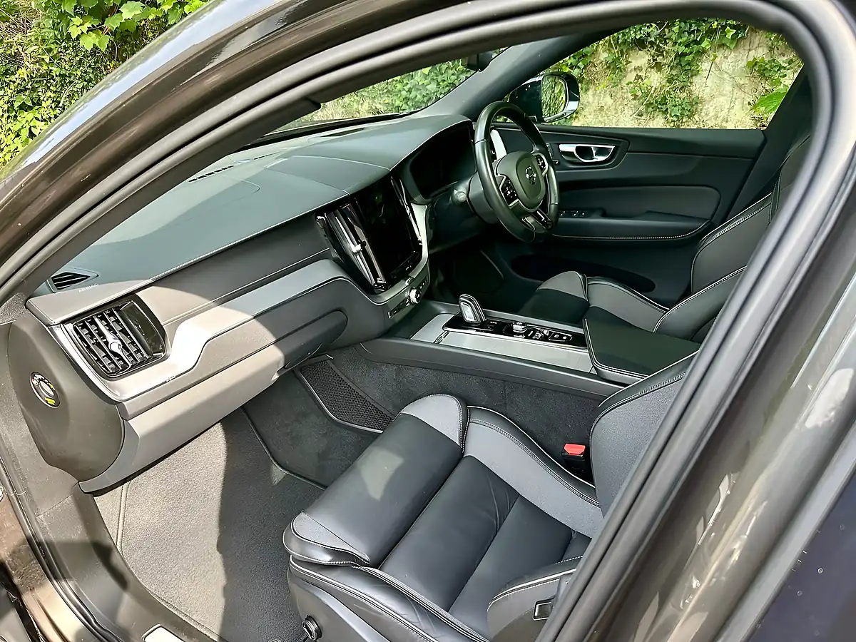 Used 2020 Volvo XC60 R-Design Pro Pine Grey - Interior and Exterior details 7