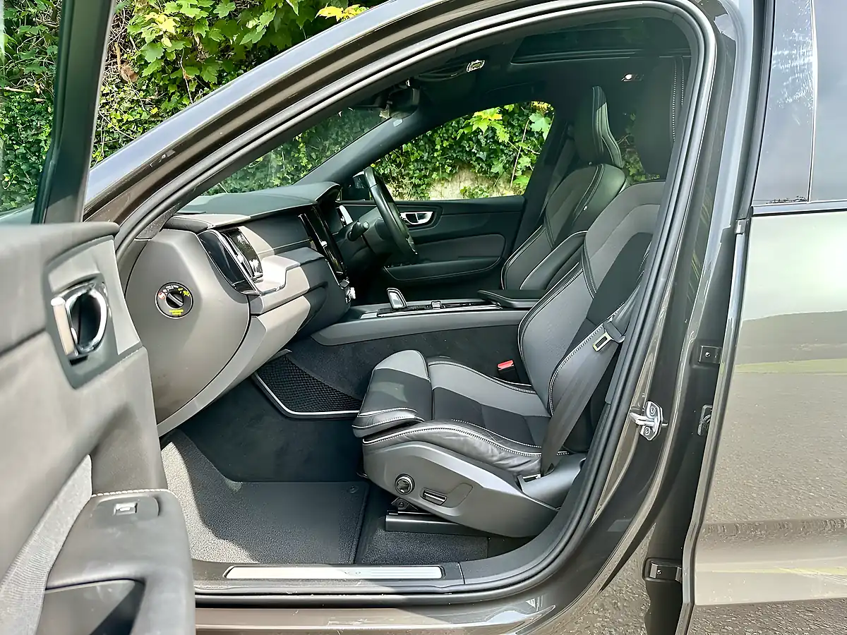 Used 2020 Volvo XC60 R-Design Pro Pine Grey - Interior and Exterior details 8