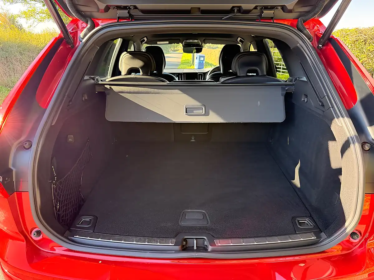 Used 2020 Volvo XC60 R-Design Red - Interior and Exterior details 15