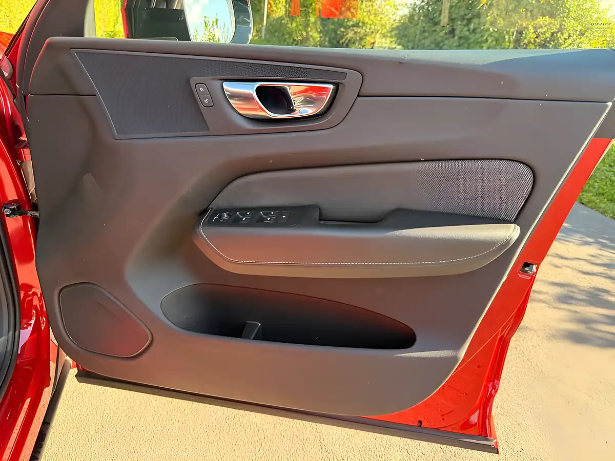 Used 2020 Volvo XC60 R-Design Red - Interior and Exterior details 18
