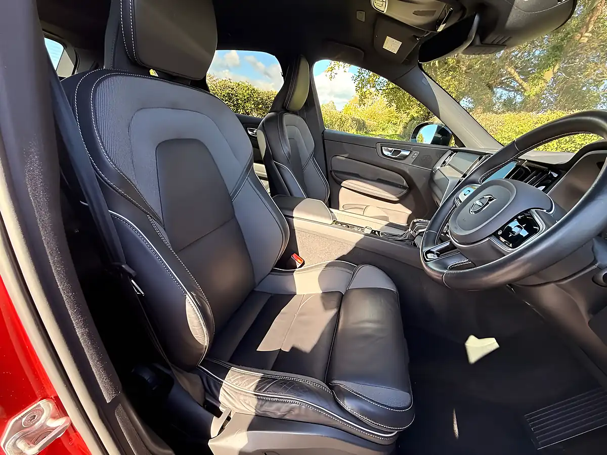Used 2020 Volvo XC60 R-Design Red - Interior and Exterior details 9
