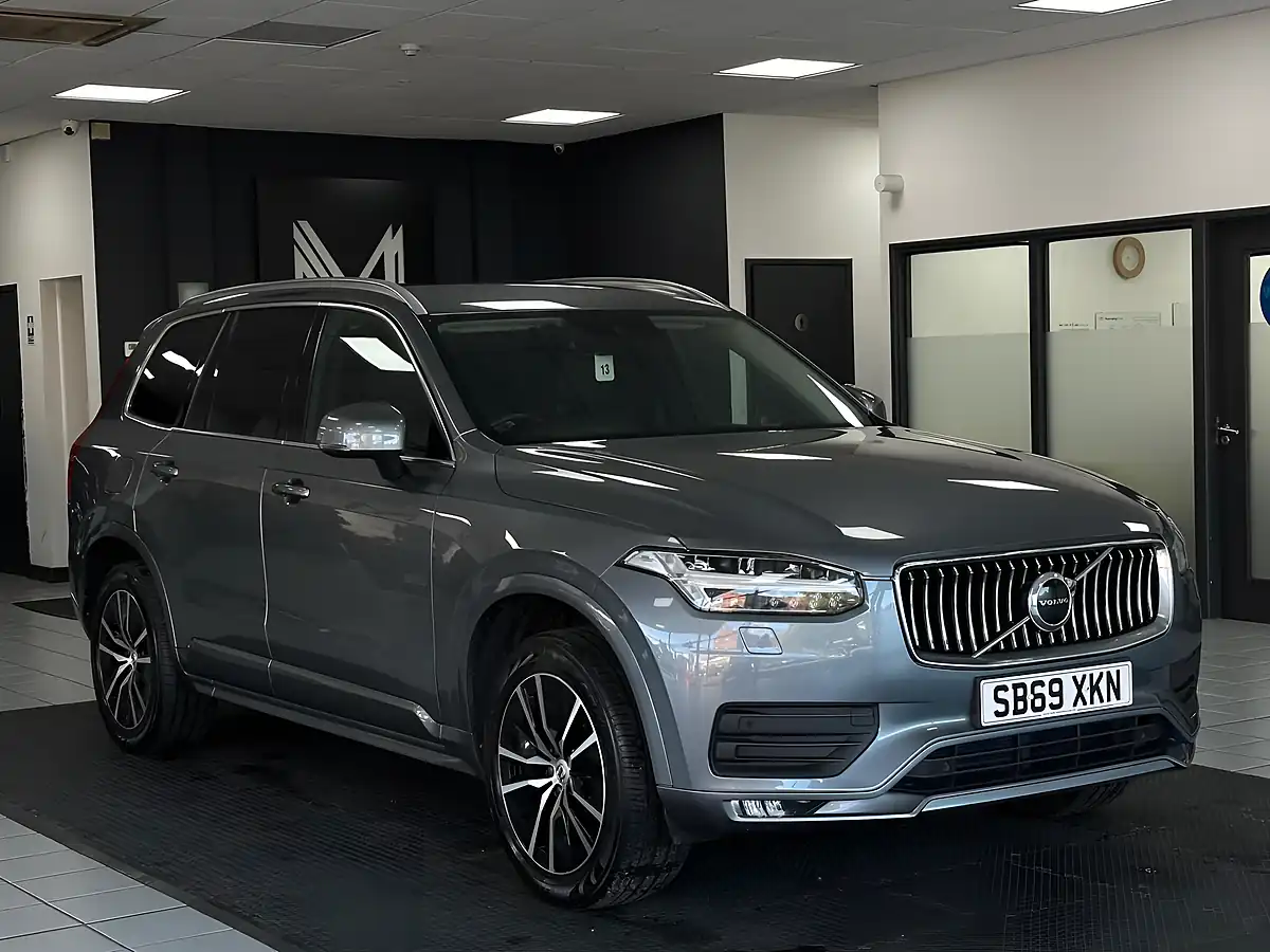 Used 2020 Volvo XC90 Momentum Grey - Front View