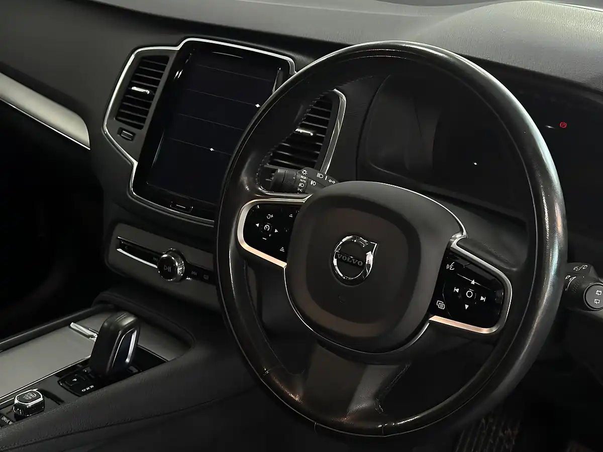 Used 2020 Volvo XC90 Momentum Grey - Interior and Exterior details 11