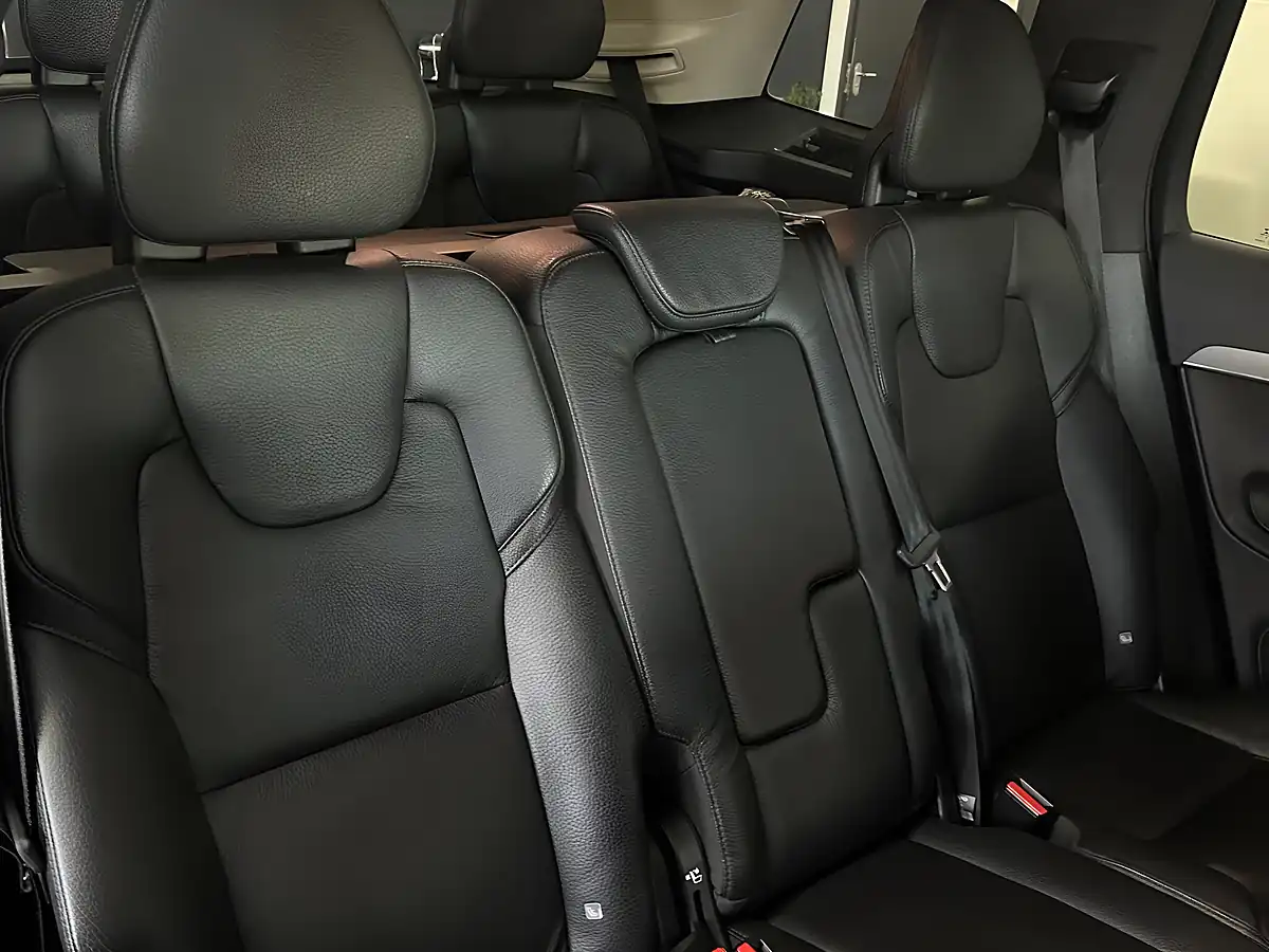 Used 2020 Volvo XC90 Momentum Grey - Interior and Exterior details 17