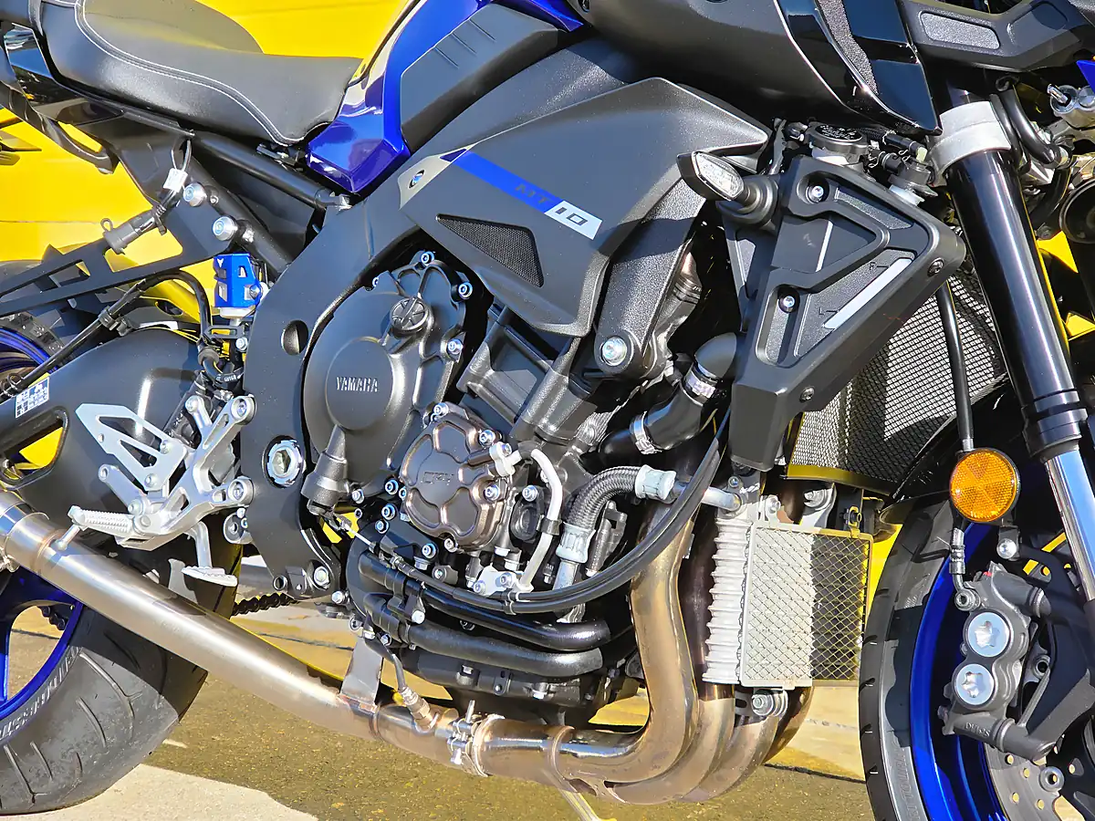 Used 2020 Yamaha MT-10 Blue - Interior and Exterior details 12