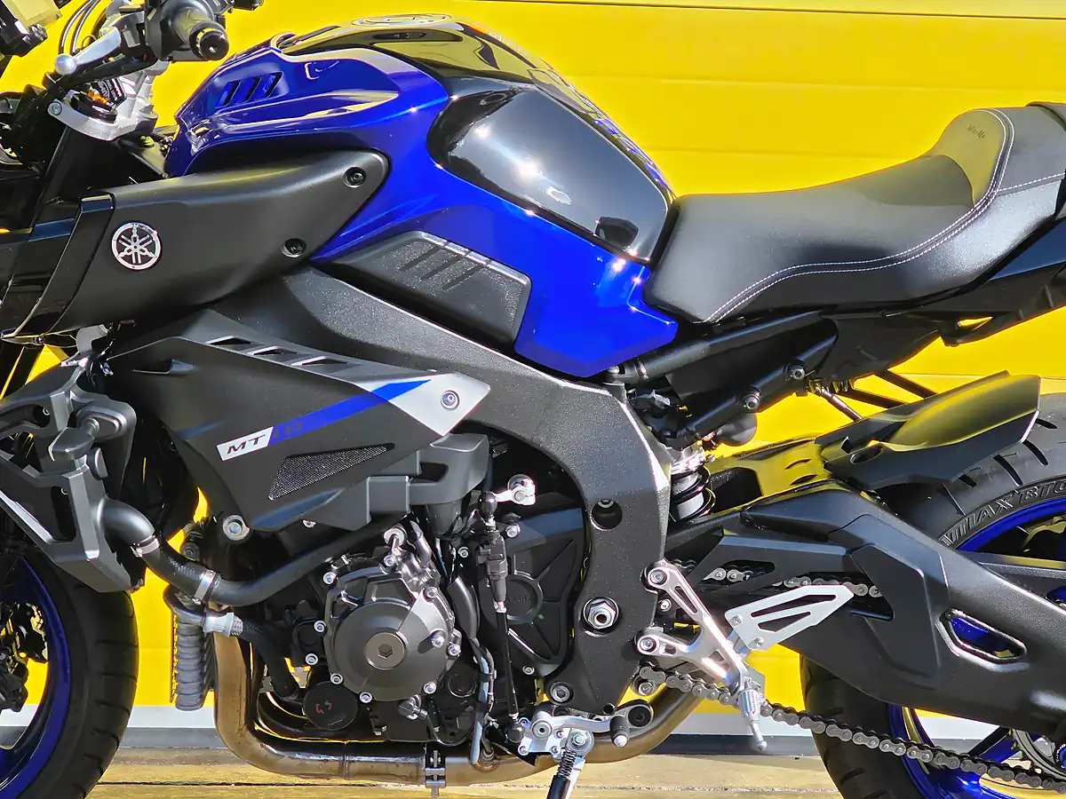 Used 2020 Yamaha MT-10 Blue - Interior and Exterior details 17