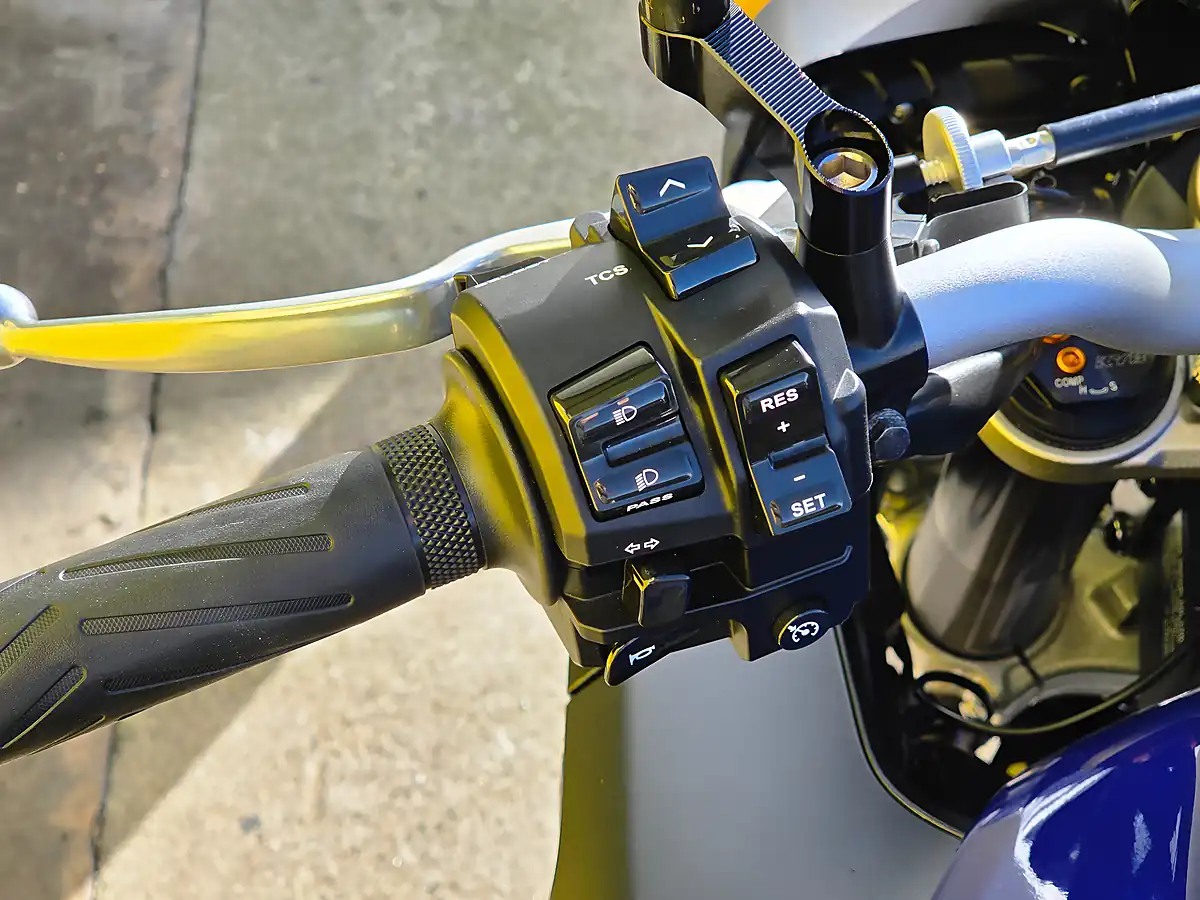Used 2020 Yamaha MT-10 Blue - Interior and Exterior details 8